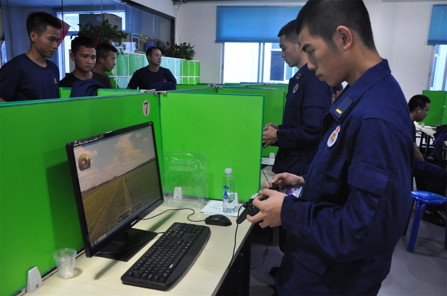深圳龙岗消防在全球鹰进行无人机驾驶员培训